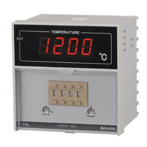 Autonics Temperature Controller, 1/4 DIN